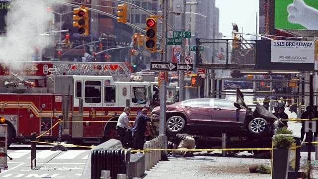 Ermittler untersuchen das Auto des Unfallfahrers.