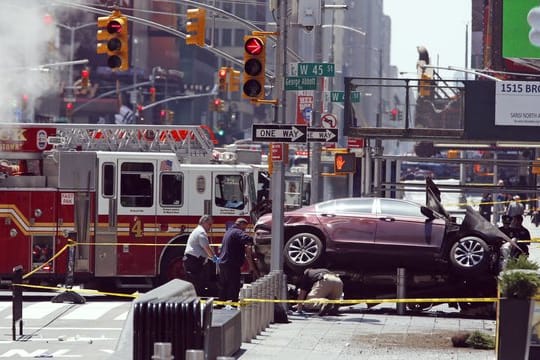 Ermittler untersuchen das Auto des Unfallfahrers.