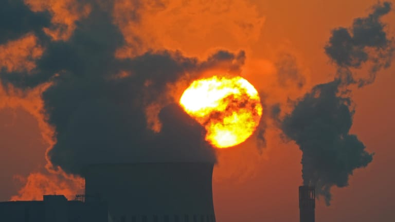 Die Sonne versinkt zwischen den Schornsteinen des Kraftwerkes Berlin-Ruhleben. Können wir den Smog bald als Energiequelle nutzen?