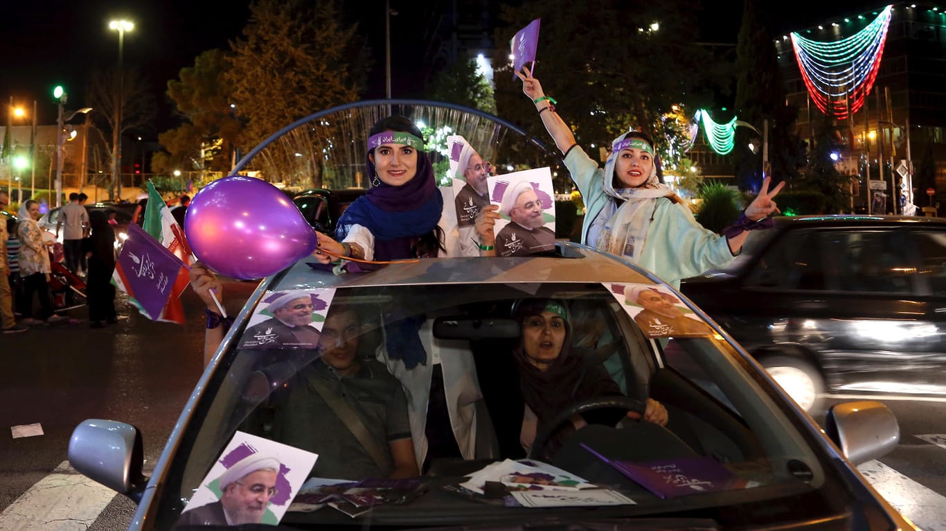 Anhänger des iranischen Präsidenten Hassan Ruhani demonstrieren in Teheran