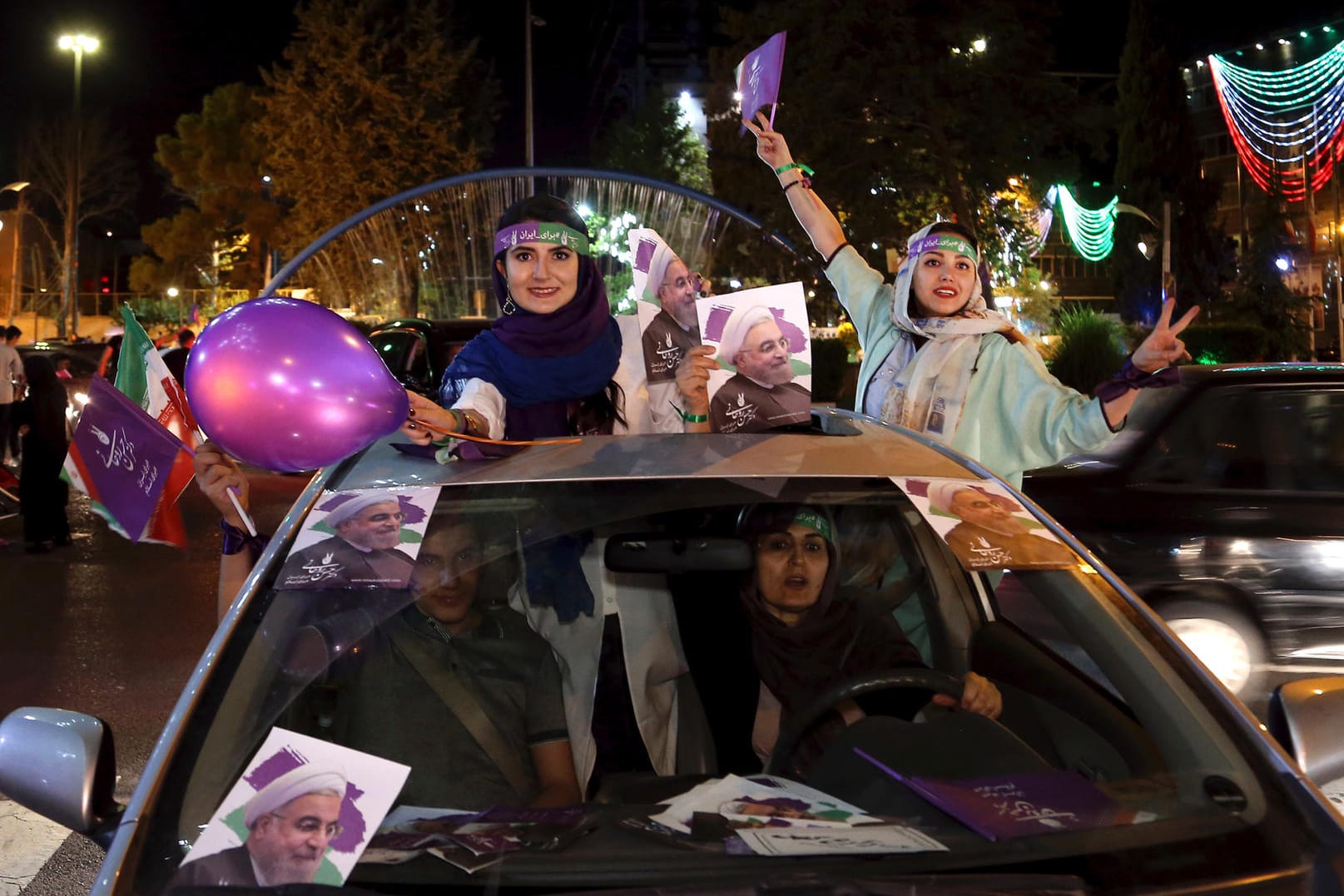 Anhänger des iranischen Präsidenten Hassan Ruhani demonstrieren in Teheran
