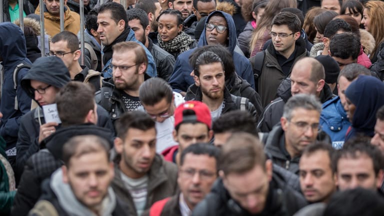 Jobsuchende drängen sich bei der Jobbörse für Flüchtlinge in Berlin am Einlass.