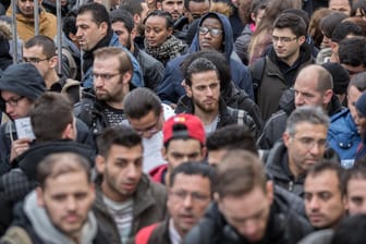 Jobsuchende drängen sich bei der Jobbörse für Flüchtlinge in Berlin am Einlass.
