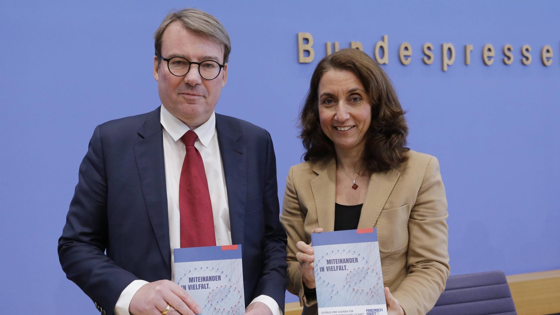 Prof. Dr. Herbert Brücker, Institut für Arbeitsmarkt- und Berufsforschung (IAB), und Staatsministerin Aydan Özoguz, Beauftragte der Bundesregierung für Migration, Flüchtlinge und Integration, auf der Bundespressekonferenz.