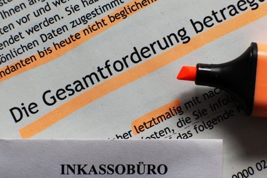 Einige Unternehmen geben versäumte Zahlungen ohne Mahnung an ein Inkassobüro weiter.