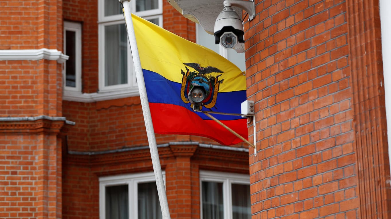 Assange hält sich in der Botschaft von Ecuador auf