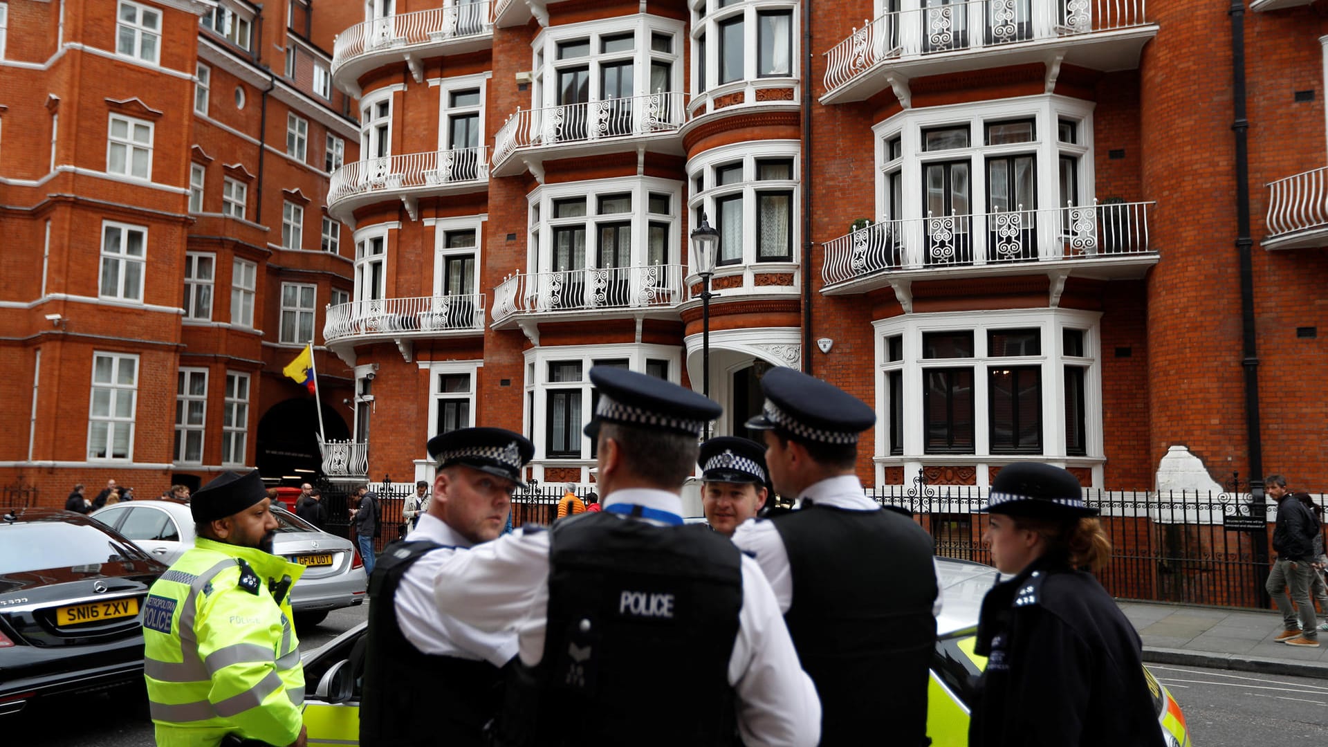 Assange hält sich in der Botschaft von Ecuador auf. Davor wartet die Polizei