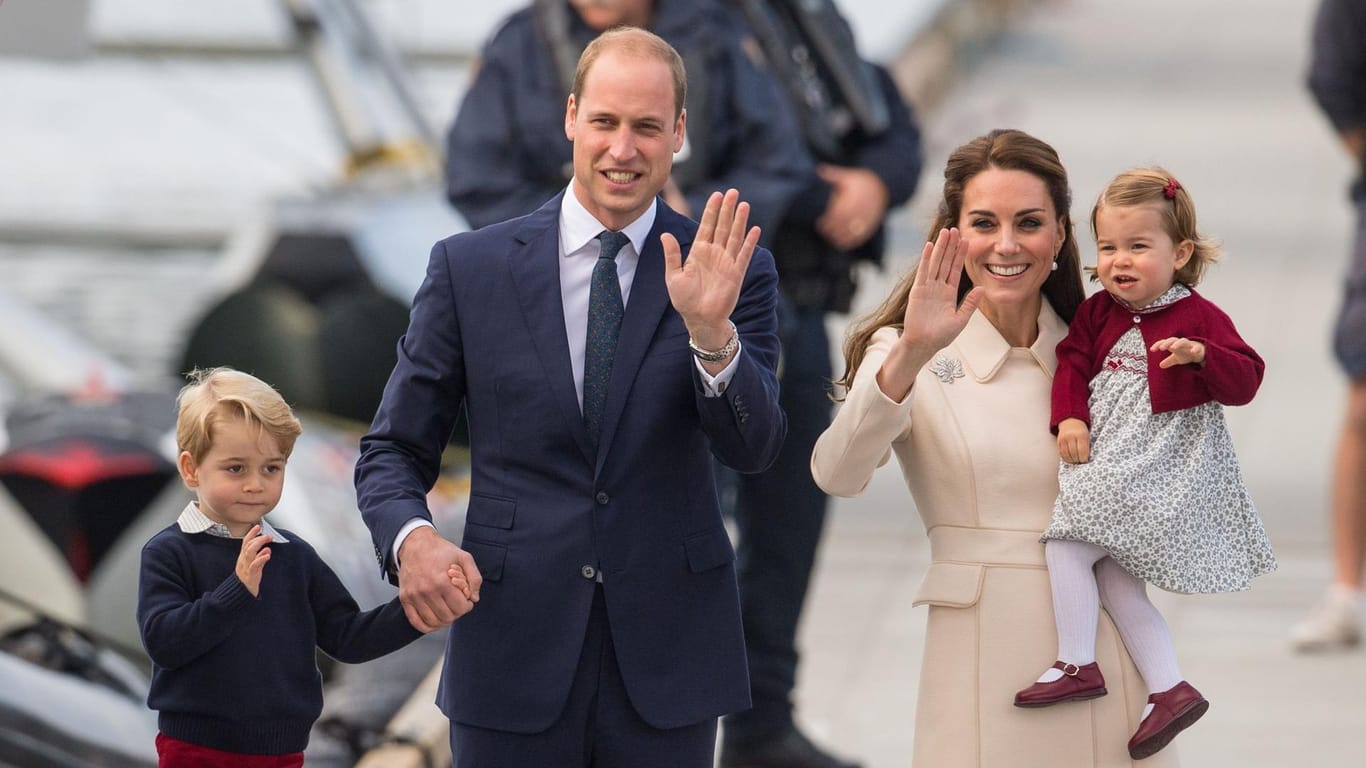 Herzogin Kate kommt in Begleitung von ihrem Mann Prinz William und ihren Kindern.