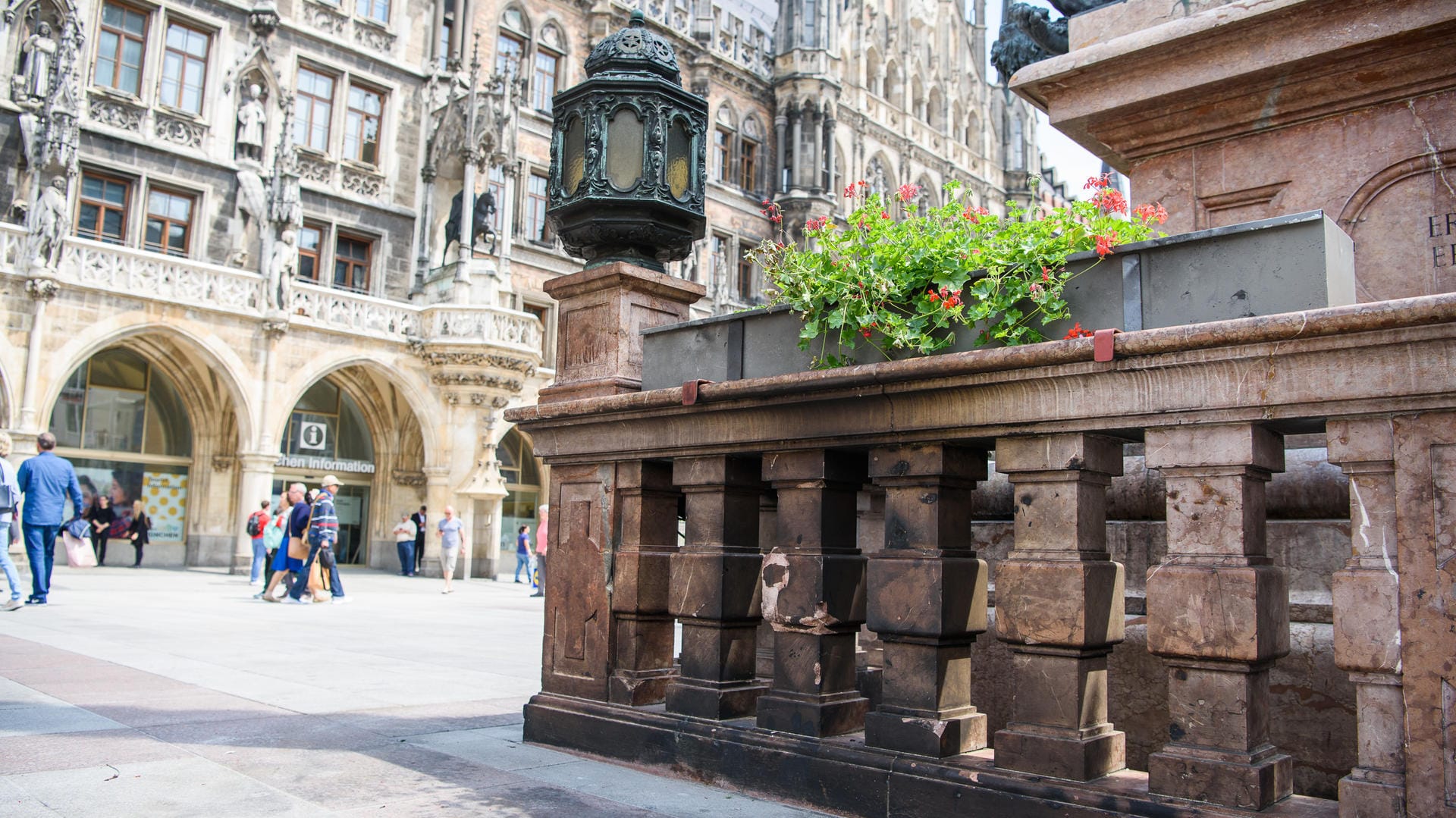 Die Spuren der Selbstverbrennung sind am Marienplatz noch erkennbar.
