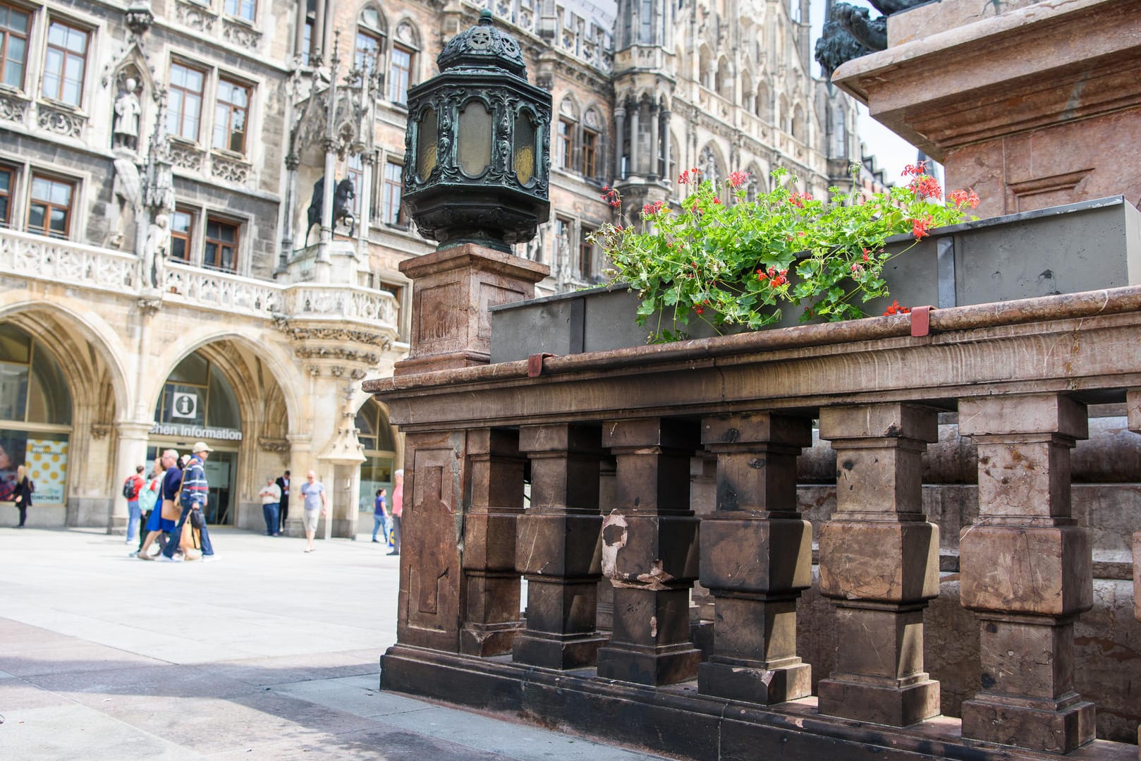 Die Spuren der Selbstverbrennung sind am Marienplatz noch erkennbar.