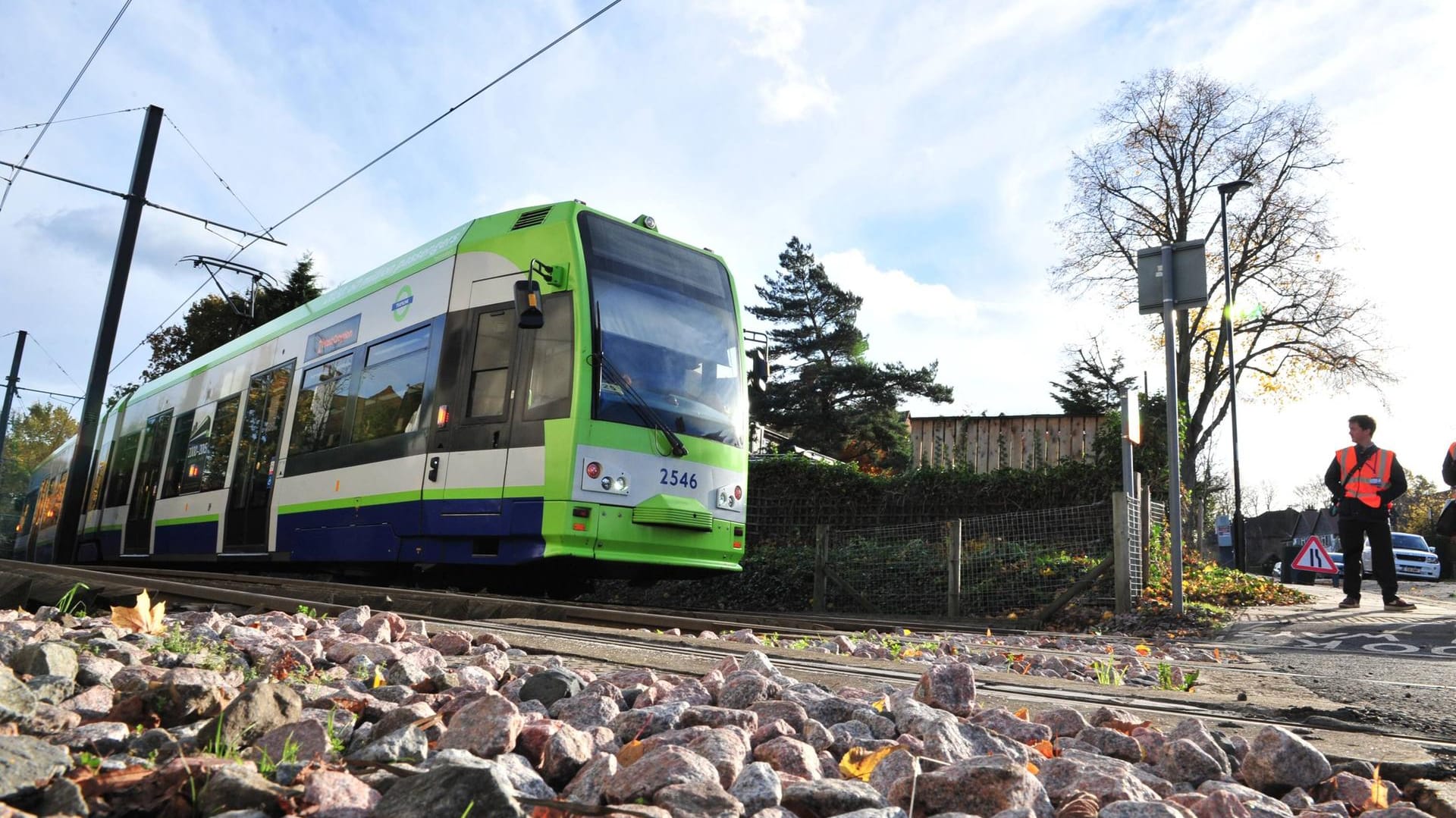 Eine Straßenbahn in London: Achtsamkeit beim Fahren geboten.