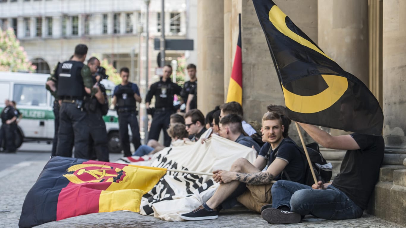 Anhänger der rechten "Identitären Bewegung" demonstrieren am 19. Mai in Berlin vor dem Bundesjustizministerium, um gegen Ressortchef Heiko Maas (SPD) und das sogenannte «Netzwerkdurchsetzungsgesetz» zu protestieren.