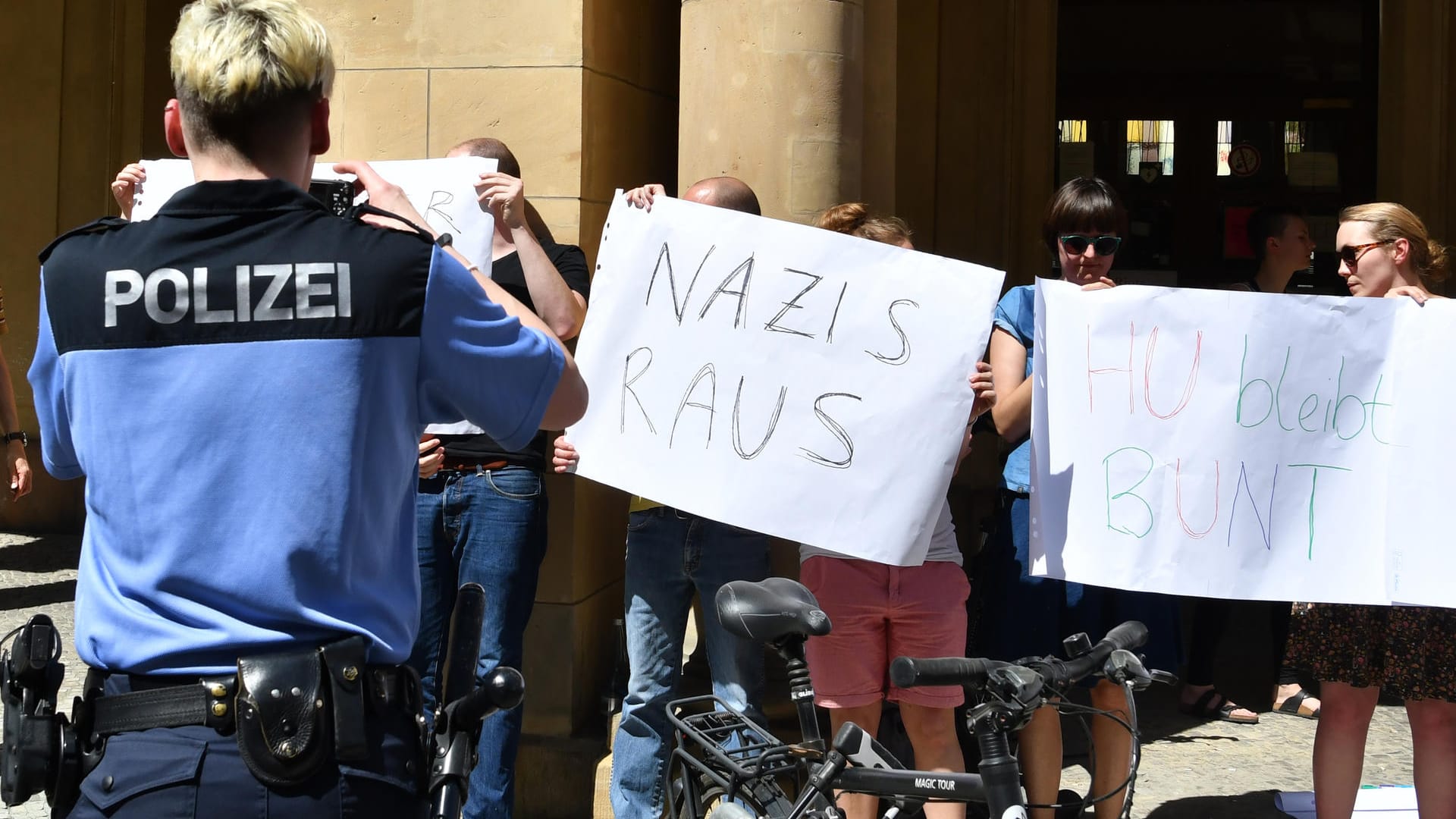 Gegendemonstranten protestieren gegen eine Aktion der rechten "Identitären Bewegung" in Berlin vor dem Bundesjustizministerium.