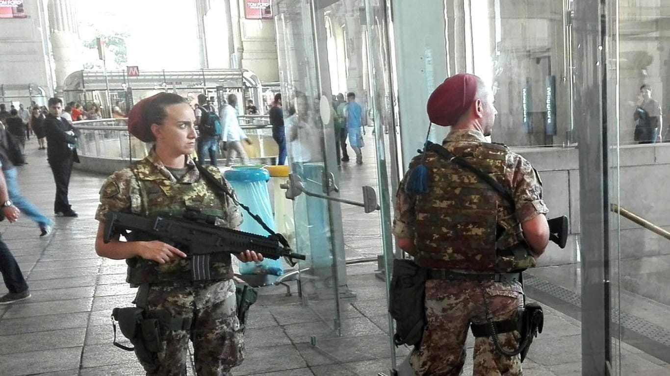 Sicherheitskräfte am Bahnhof von Mailand