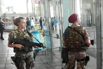Sicherheitskräfte am Bahnhof von Mailand