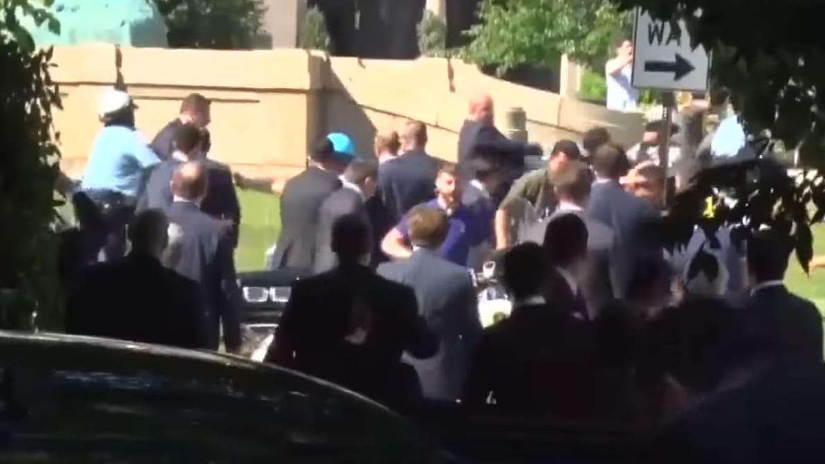 Ein Handyvideo zeigt, wie Erdogans Bodyguards auf Demonstranten einprügeln. Ein Handyvideo zeigt, wie Erdogans Bodyguards auf Demonstranten einprügeln.