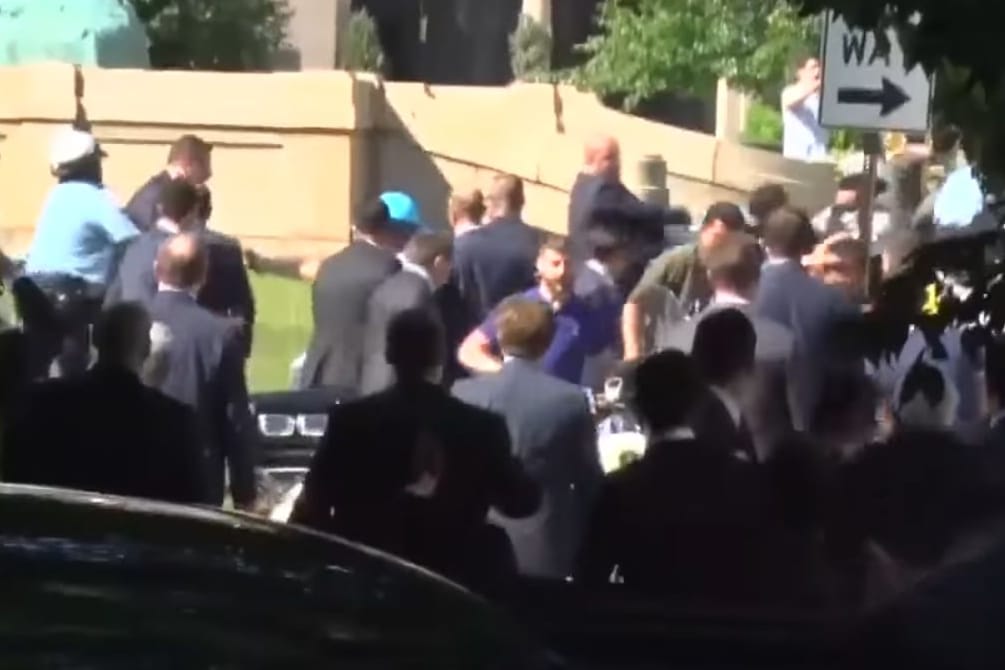 Ein Handyvideo zeigt, wie Erdogans Bodyguards auf Demonstranten einprügeln.