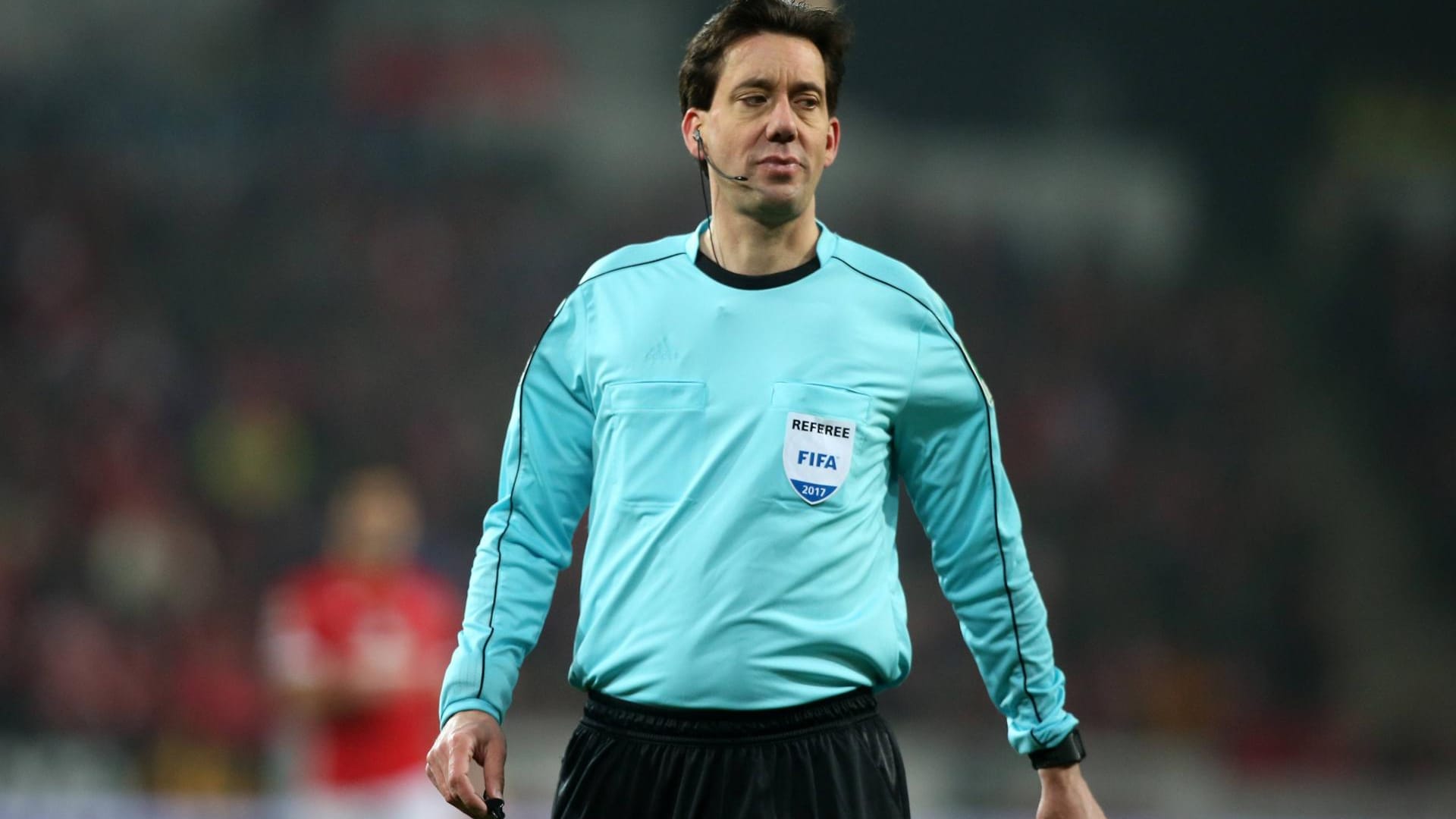 Streitpunkt: Schiedsrichter Manuel Gräfe pfeift seit 2004 in der Bundesliga. Streitpunkt: Schiedsrichter Manuel Gräfe pfeift seit 2004 in der Bundesliga.