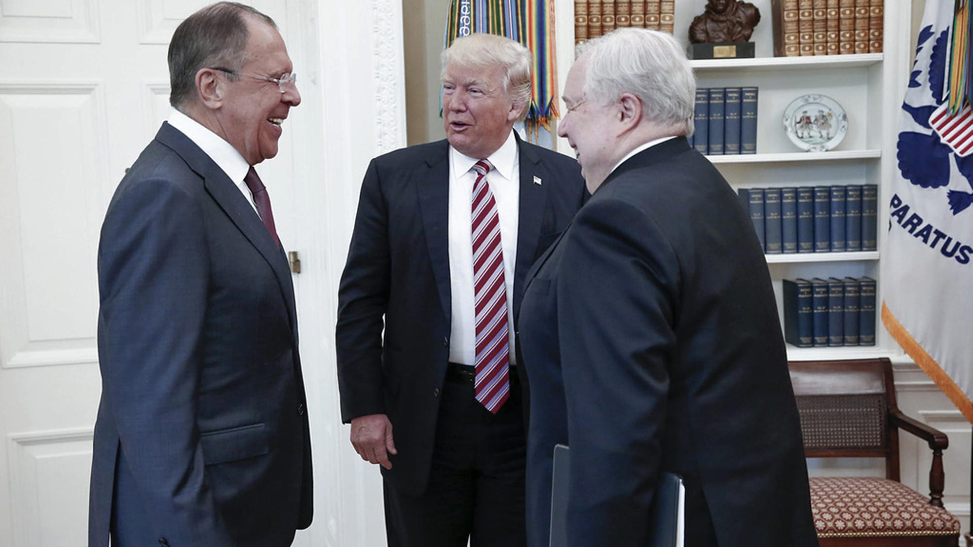 US-Präsident Donald Trump (M) unterhält sich mit Russlands Außenminister Sergej Lawrow (l) und dem russischen Botschafter Sergej Kisljak. US-Präsident Donald Trump (M) unterhält sich mit Russlands Außenminister Sergej Lawrow (l) und dem russischen Botschafter Sergej Kisljak.