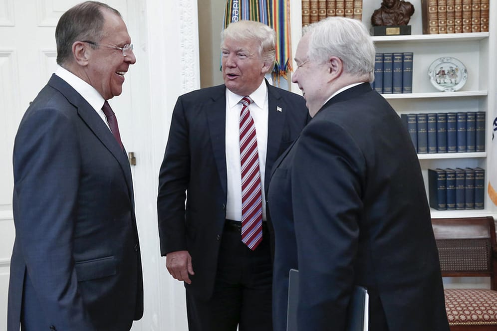 US-Präsident Donald Trump (M) unterhält sich mit Russlands Außenminister Sergej Lawrow (l) und dem russischen Botschafter Sergej Kisljak.