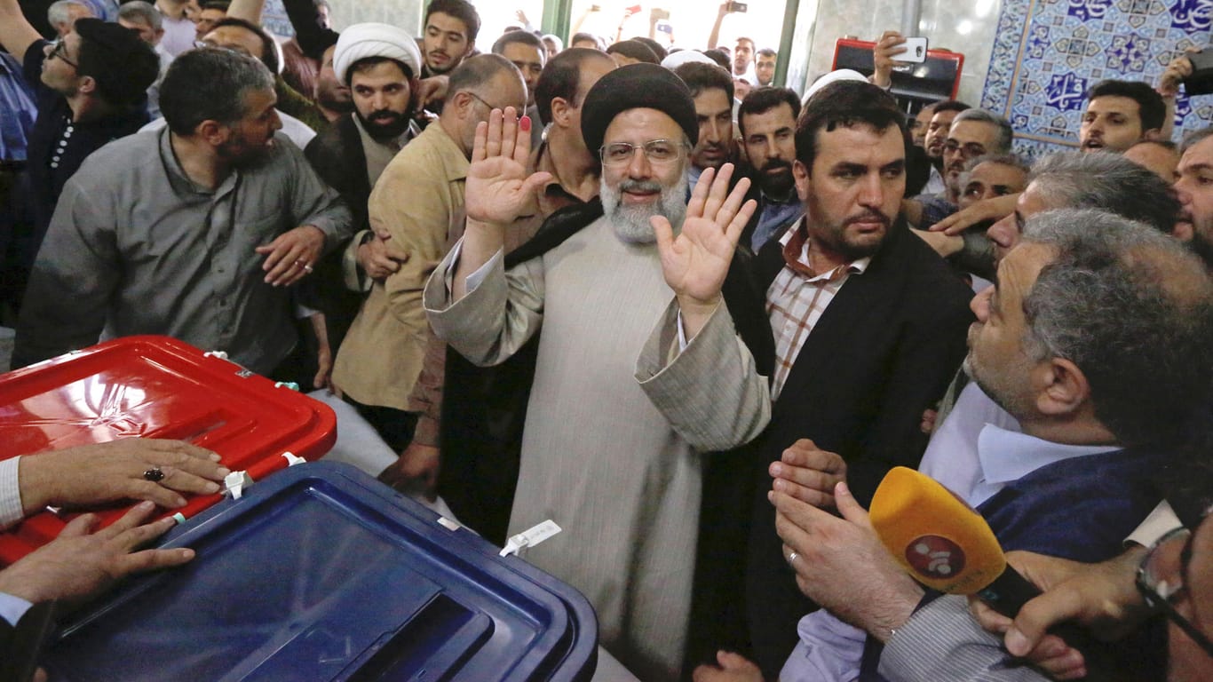 Der iranische Spitzenkandidat des erzkonservativen Klerus, Ebrahim Raeissi, gibt in einem Wahllokal seine Stimme ab.