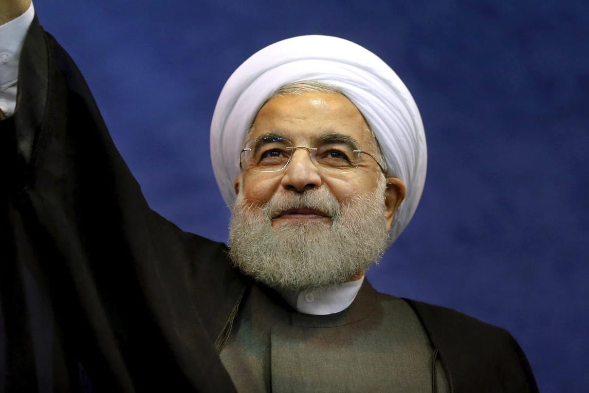 Der iranische Präsident Hassan Ruhani winkt seinen Anhängern bei einer Wahlkampfveranstaltung zu.