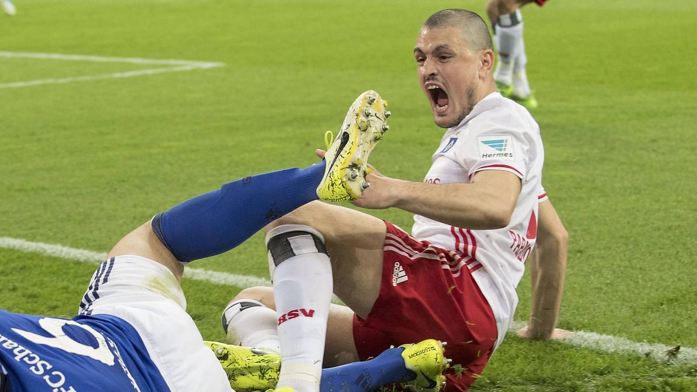 Voller Emotionen: Kyriakos Papadopoulus (r.) vom HSV im Zweikampf mit Schalkes Sead Kolasinac. Voller Emotionen: Kyriakos Papadopoulus (r.) vom HSV im Zweikampf mit Schalkes Sead Kolasinac.