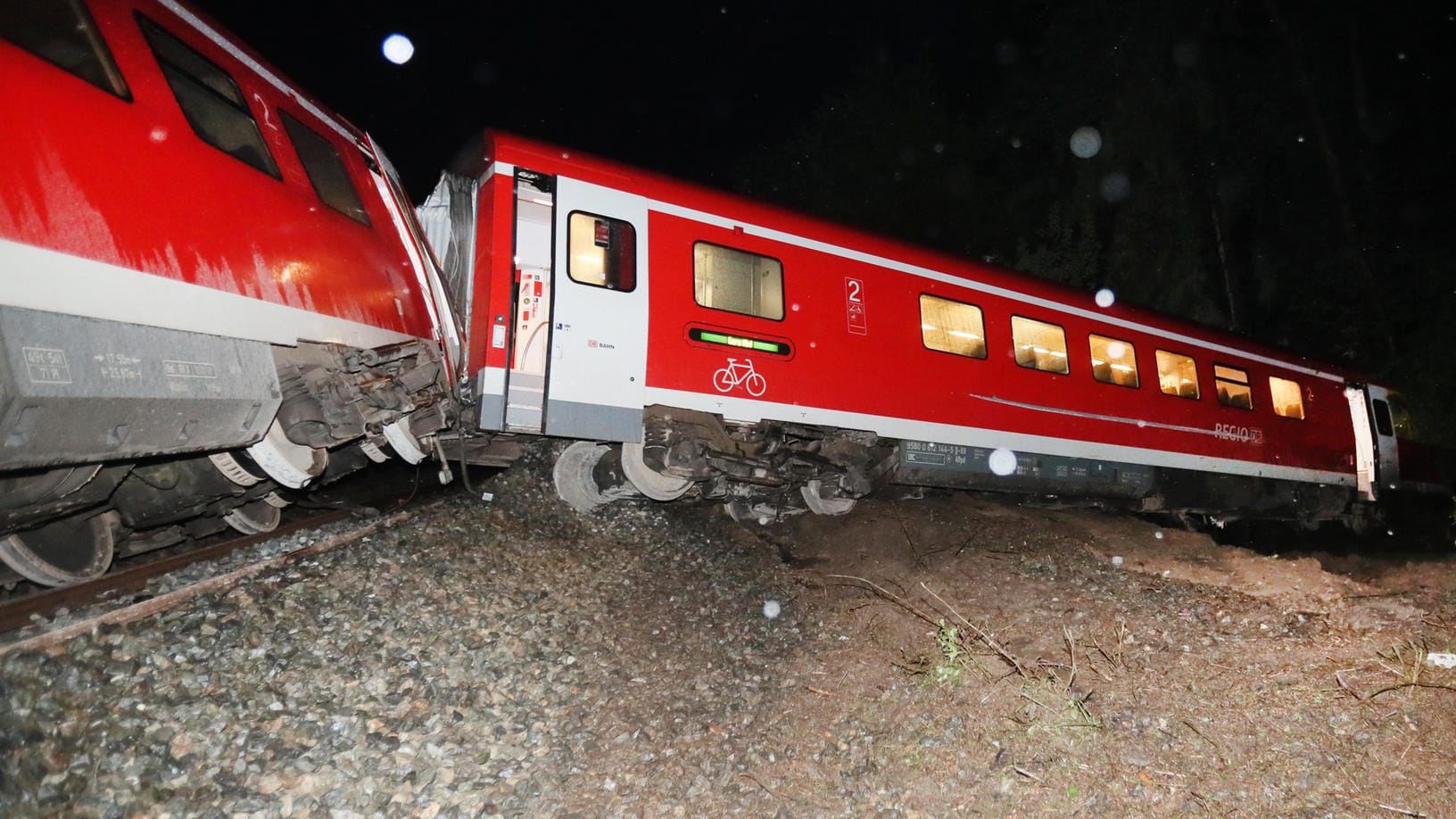 Nach einem Unwetter und einem Erdrutsch ist ein Regionalzug in Thüringen entgleist.