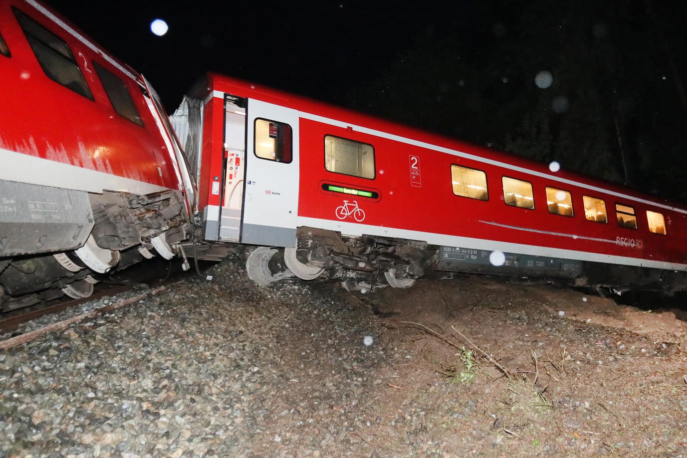 Nach einem Unwetter und einem Erdrutsch ist ein Regionalzug in Thüringen entgleist.