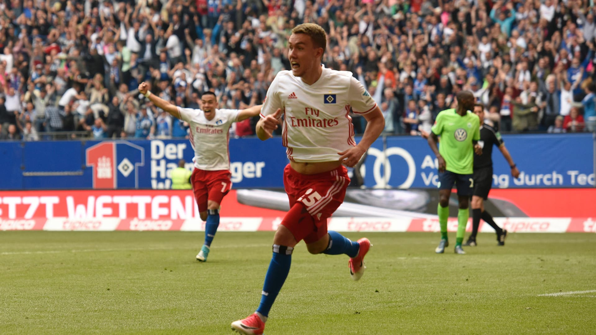 Wahnsinn in Hamburg: Waldschmidt trifft zum 2:1-Siegtreffer (88.) für den HSV und schießt Wolfsburg auf Relegationsplatz 16. Wahnsinn in Hamburg: Waldschmidt trifft zum 2:1-Siegtreffer (88.) für den HSV und schießt Wolfsburg auf Relegationsplatz 16.