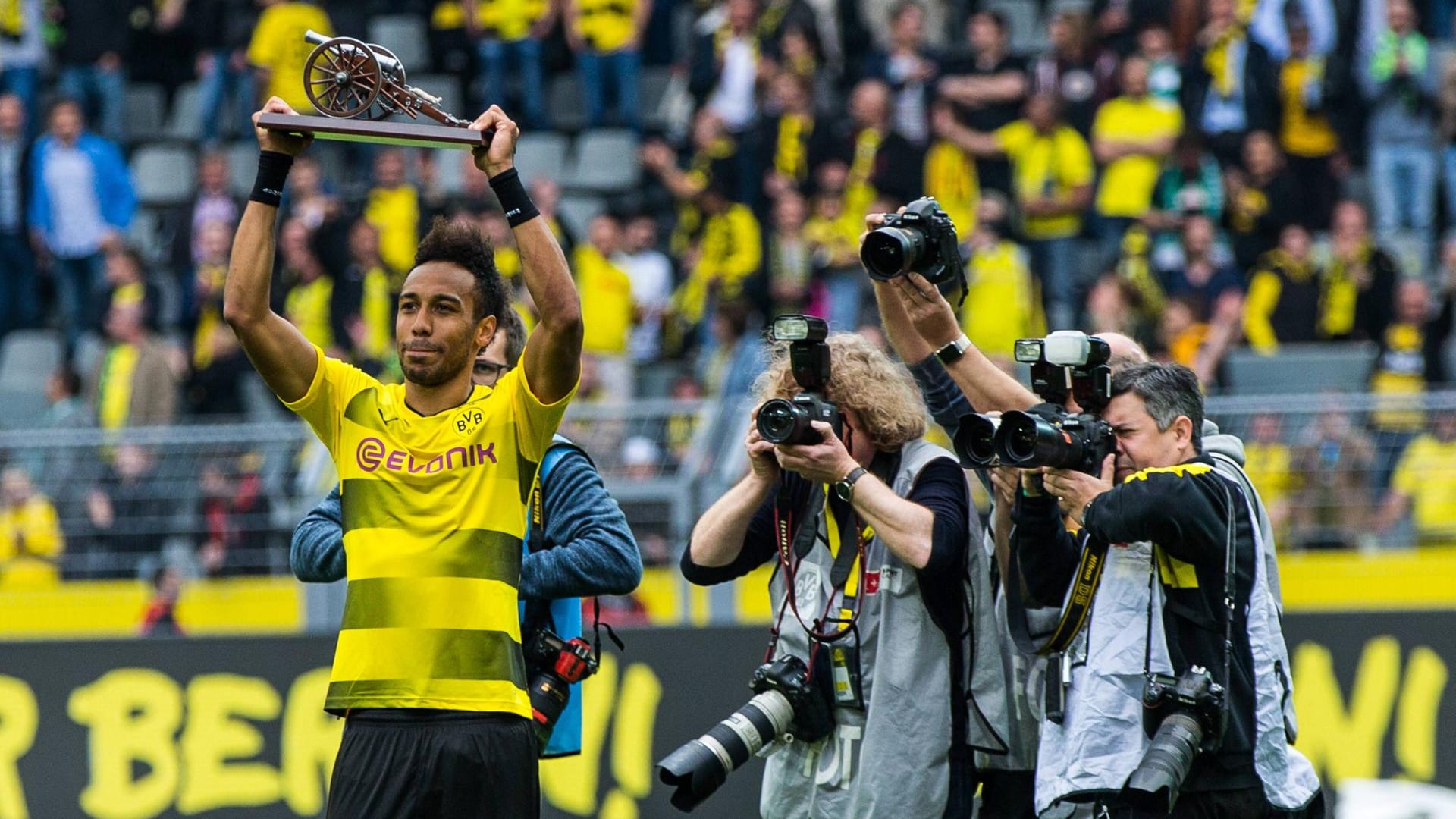 Pierre-Emerick Aubameyang sichert sich am letzten Spieltag die Torjägerkanone. Pierre-Emerick Aubameyang sichert sich am letzten Spieltag die Torjägerkanone.