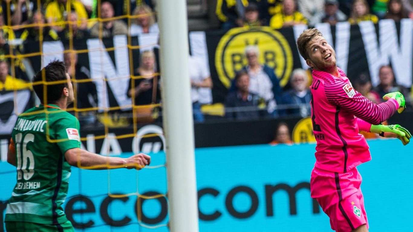 Felix Wiedwald (r.) musste vier Mal gegen Dortmund hinter sich greifen.