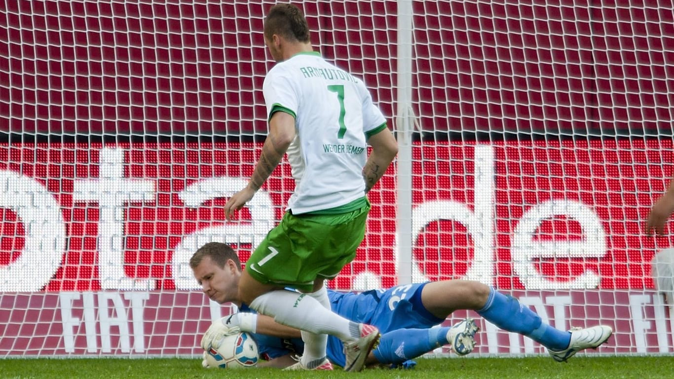 Gleich im Einsatz: Bernd Leno bei seinem ersten Bundesligaspiel am 14.08.2011 gegen Bremen. Bayers Stammkeeper René Adler hatte sich am 1. Spieltag verletzt.