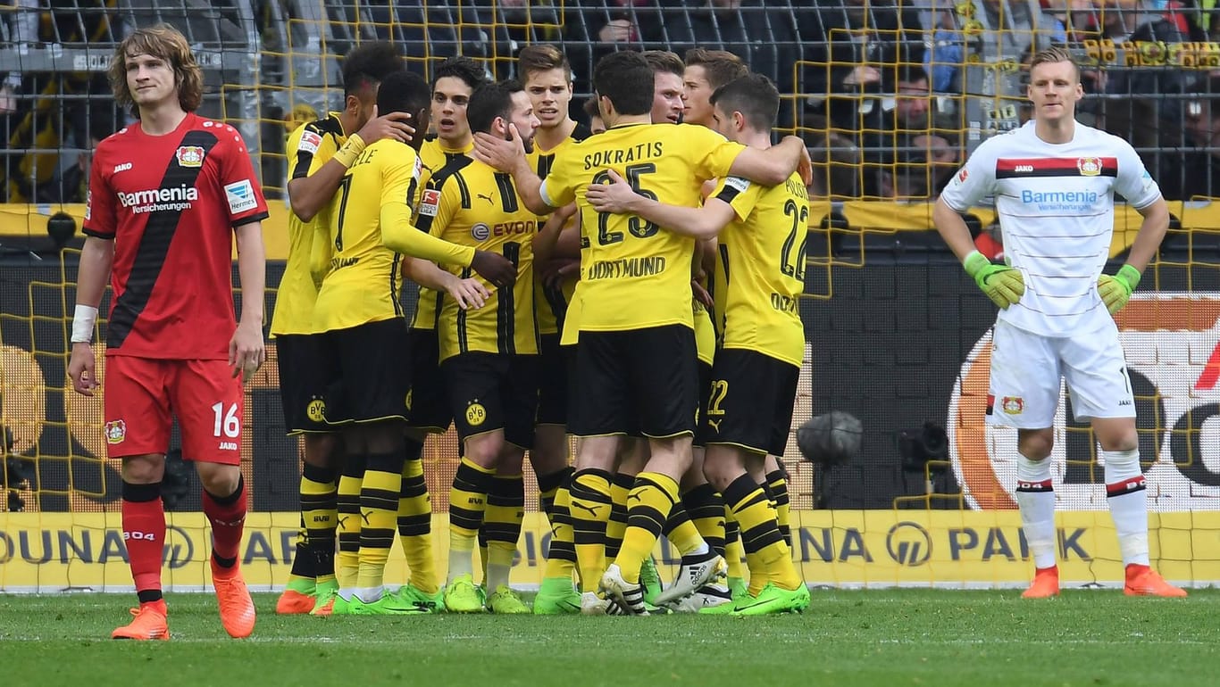 Tiefpunkt: Das 2:6 bei Borussia Dortmund am 23. Spieltag. Leno (r.) verzweifelt. Danach musste Trainer Roger Schmidt gehen.