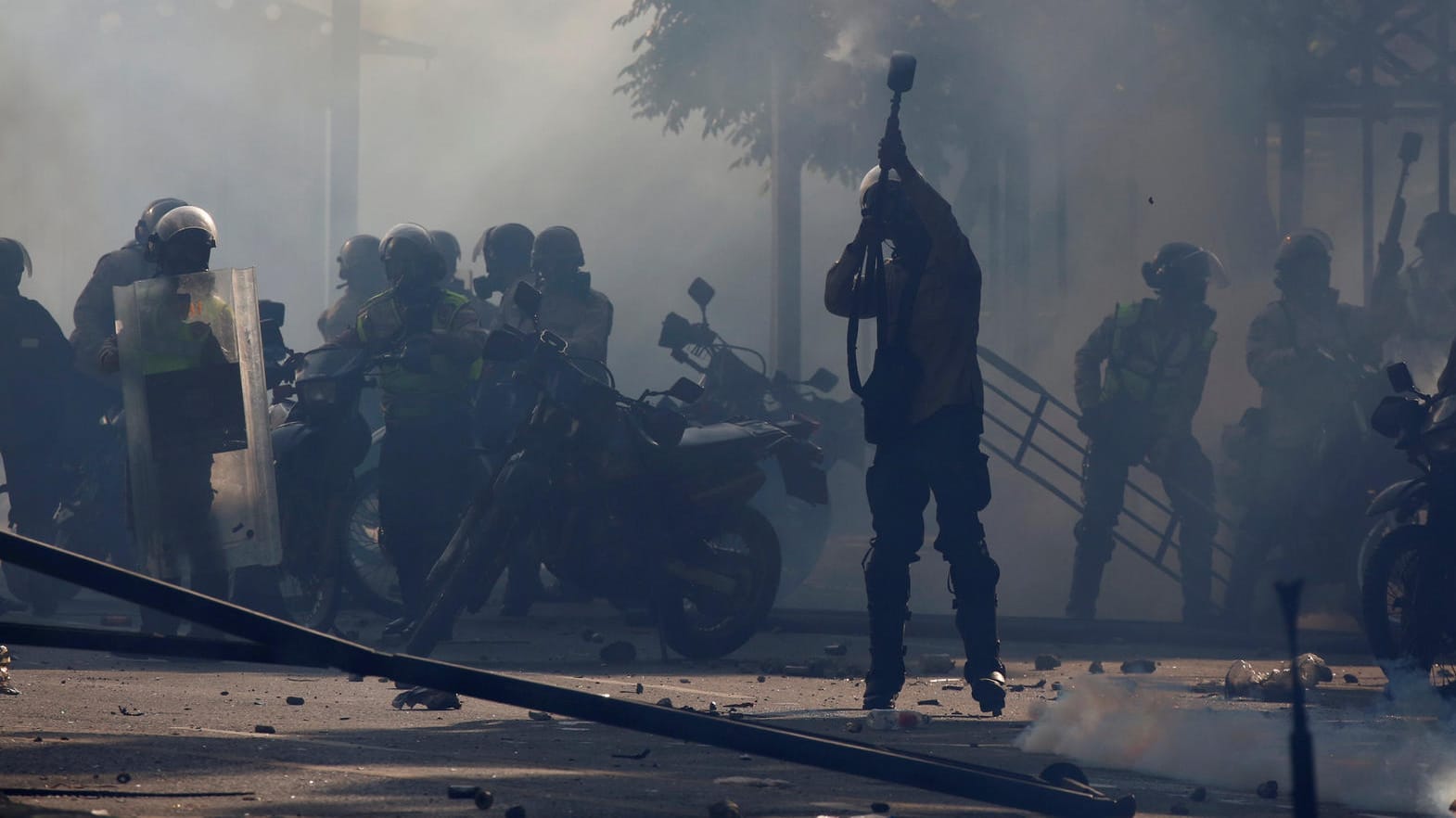 Straßenkämpfe zwischen Polizisten und Gegnern der Regierung prägen die letzten Monate in Venezuela. Straßenkämpfe zwischen Polizisten und Gegnern der Regierung prägen die letzten Monate in Venezuela.