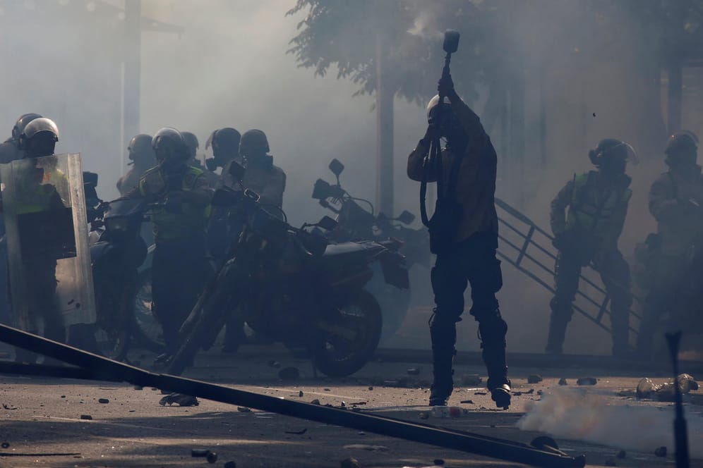 Straßenkämpfe zwischen Polizisten und Gegnern der Regierung prägen die letzten Monate in Venezuela.