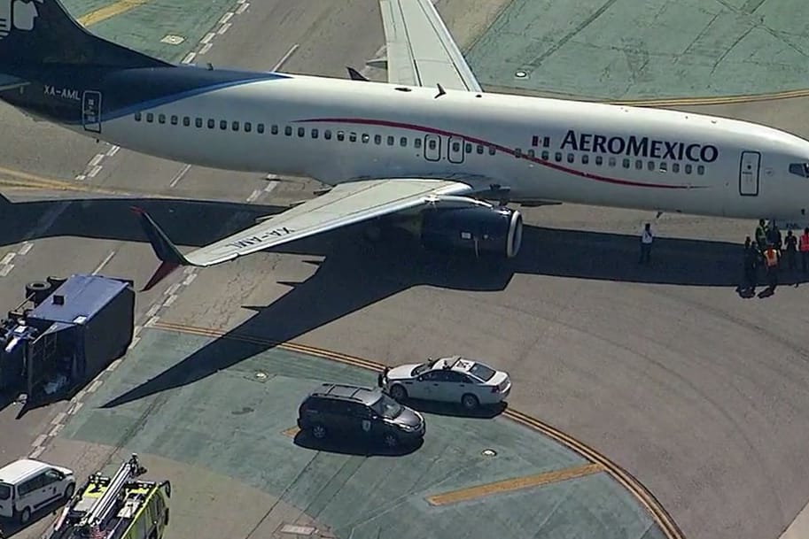 Passagierjet stößt mit Truck zusammen