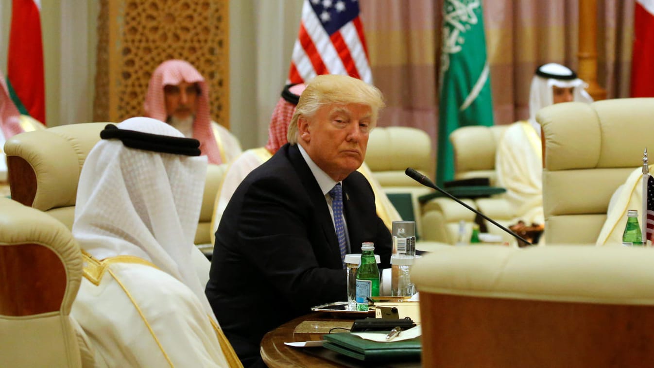 Trump schwärmt von "schönen" US-Waffen Trump schwärmt von "schönen" US-Waffen