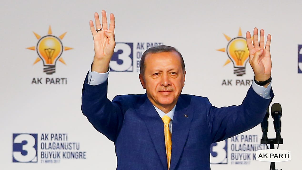 Der türkische Präsident Recep Tayyip Erdogan lässt sich auf der AKP-Veranstaltung feiern. Der türkische Präsident Recep Tayyip Erdogan lässt sich auf der AKP-Veranstaltung feiern.