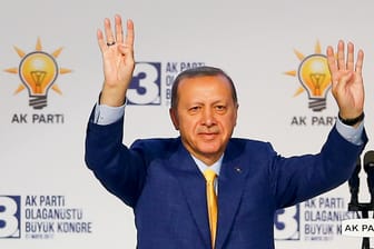 Der türkische Präsident Recep Tayyip Erdogan lässt sich auf der AKP-Veranstaltung feiern.