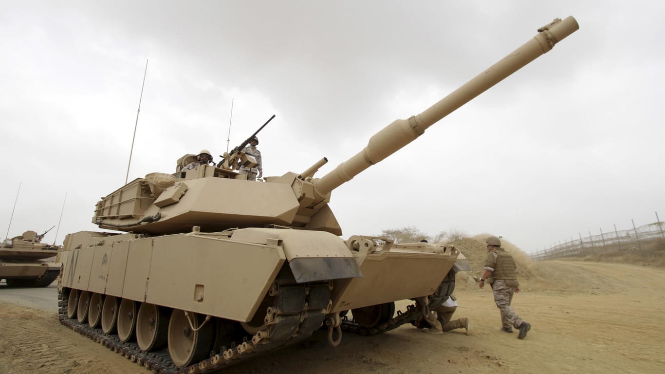 Ein saudischer Panzer amerikanischer Bauart im Jemen.