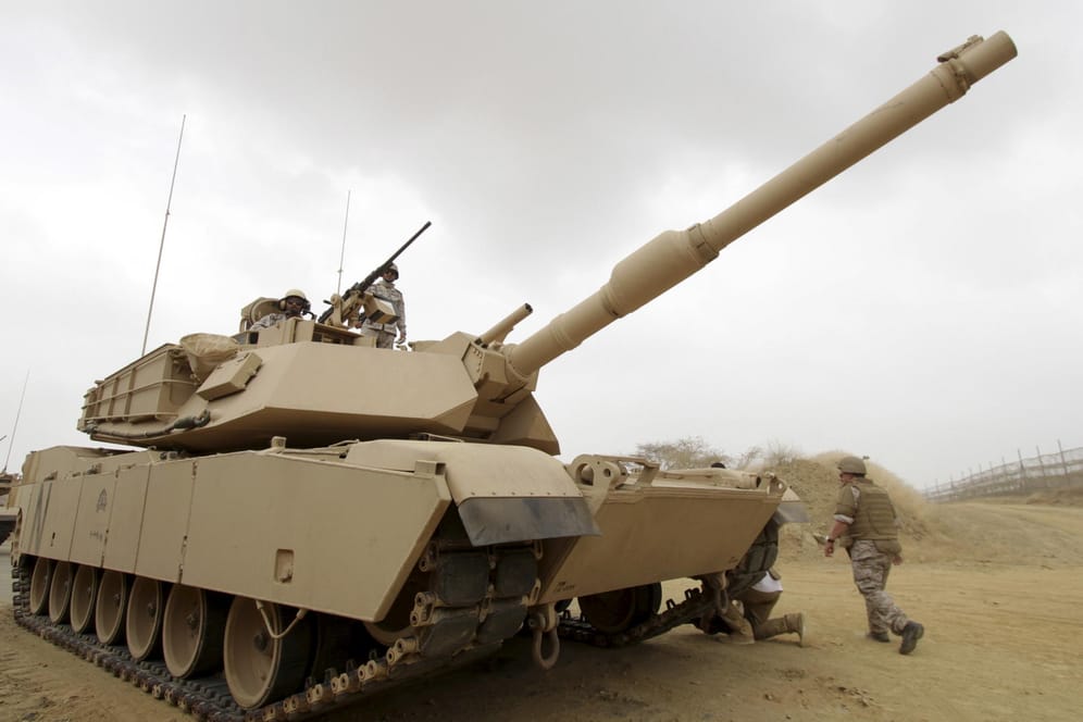 Ein saudischer Panzer amerikanischer Bauart im Jemen.