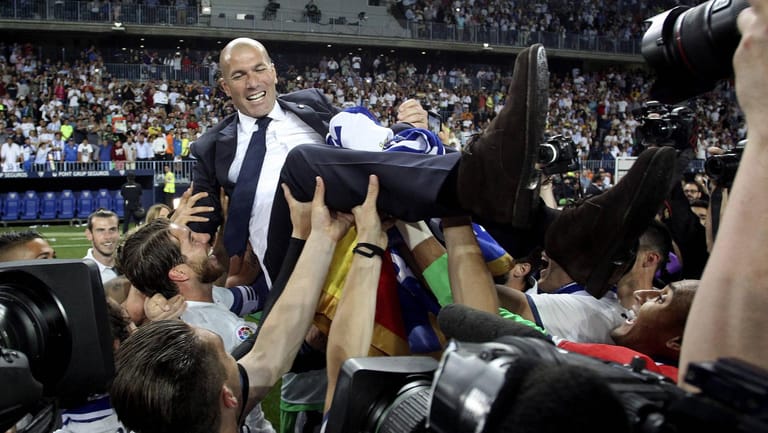Die Spieler von Real Madrid feiern ihren Trainer.