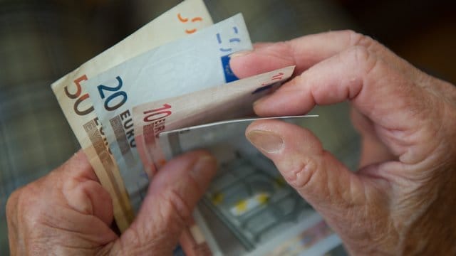 Senioren könne sich mit einem Mini-Job etwas zur Rente hinzuverdienen. Senioren könne sich mit einem Mini-Job etwas zur Rente hinzuverdienen.