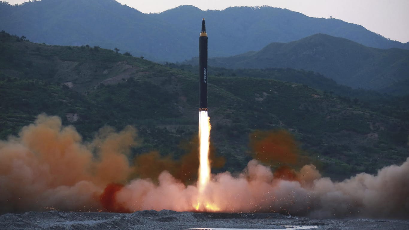 Das Foto der staatlichen nordkoreansichen Nachrichtenagentur KCNA zeigt eine Rakete des Typs «Hwasong-12» beim Start am 14.05.2017 von einem unbekannten Ort in Nordkorea. (Archiv)