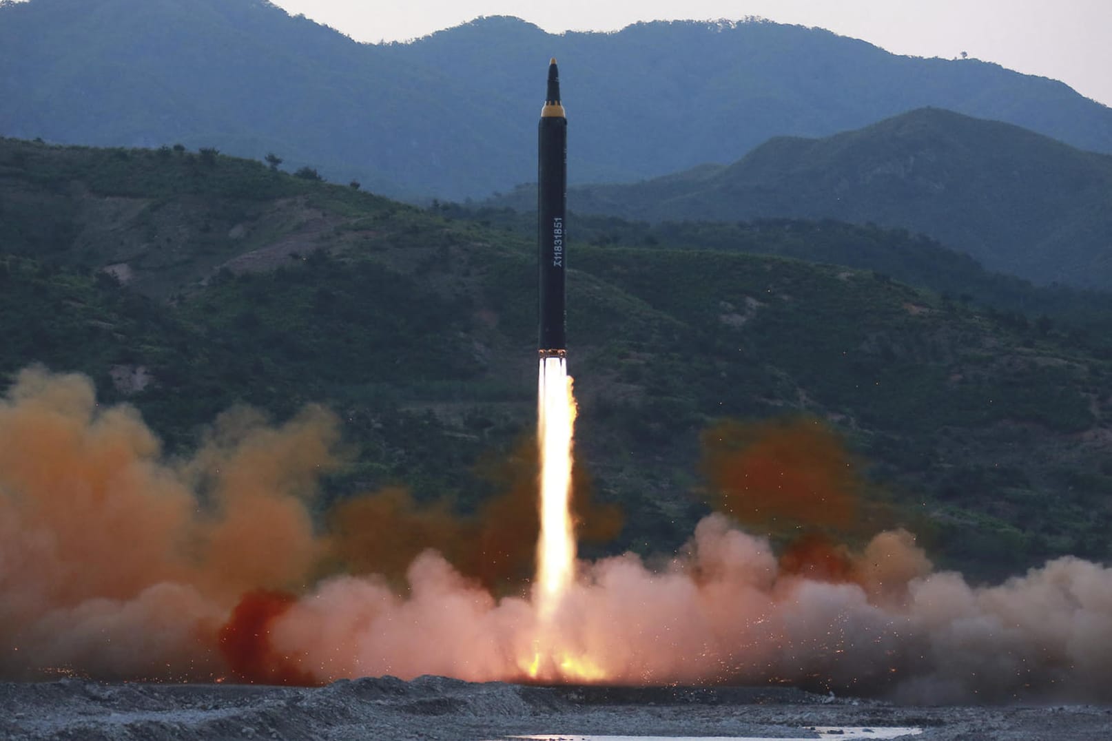 Das Foto der staatlichen nordkoreansichen Nachrichtenagentur KCNA zeigt eine Rakete des Typs «Hwasong-12» beim Start am 14.05.2017 von einem unbekannten Ort in Nordkorea. (Archiv)