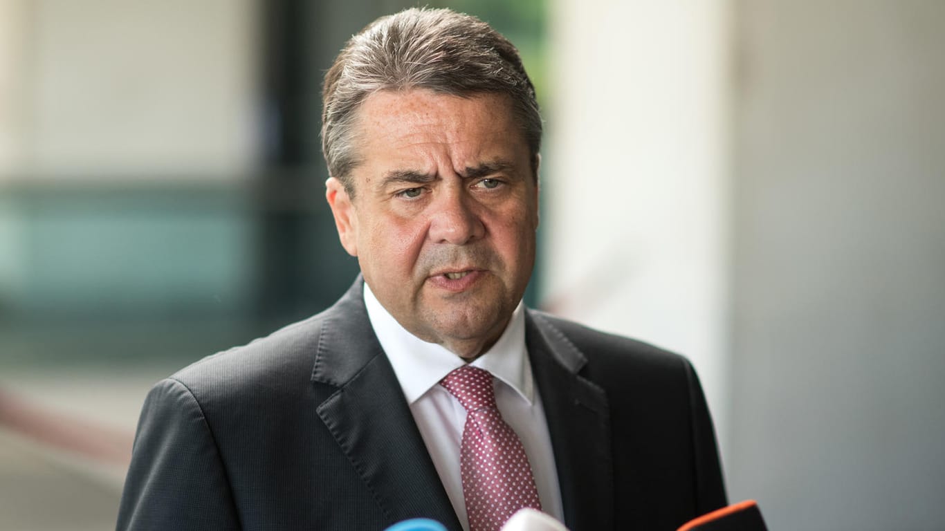 Außenminister Sigmar Gabriel (SPD) stellt sich mit seinen Äußerungen erneut offen gegen Finanzminister Wolfgang Schäuble (CDU).