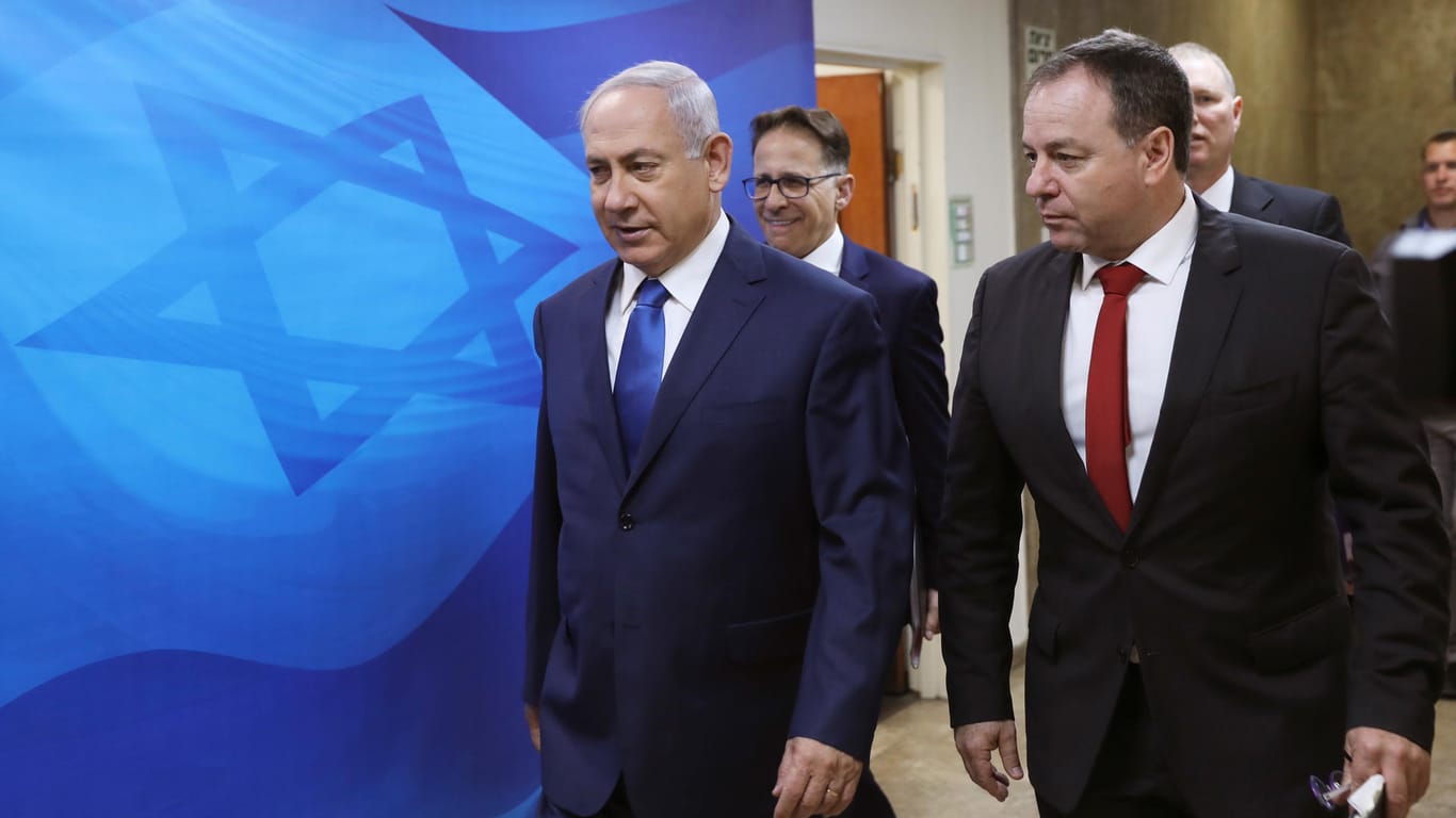 Der israelische Premierminister Benjamin Netanjahu (l) beschloss in der wöchentlichen Kabinettssitzung unter anderem den Bau zweier palästinensischer Industriegebiete.