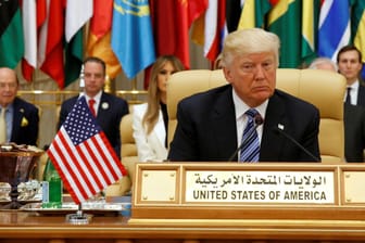 US-Präsident Donald Trump steht bei seiner ersten Nahost-Reise unter enormen Druck. Die Russland-Affäre um den entlassenen FBI-Chef belastet auch Trumps Israel-Besuch.