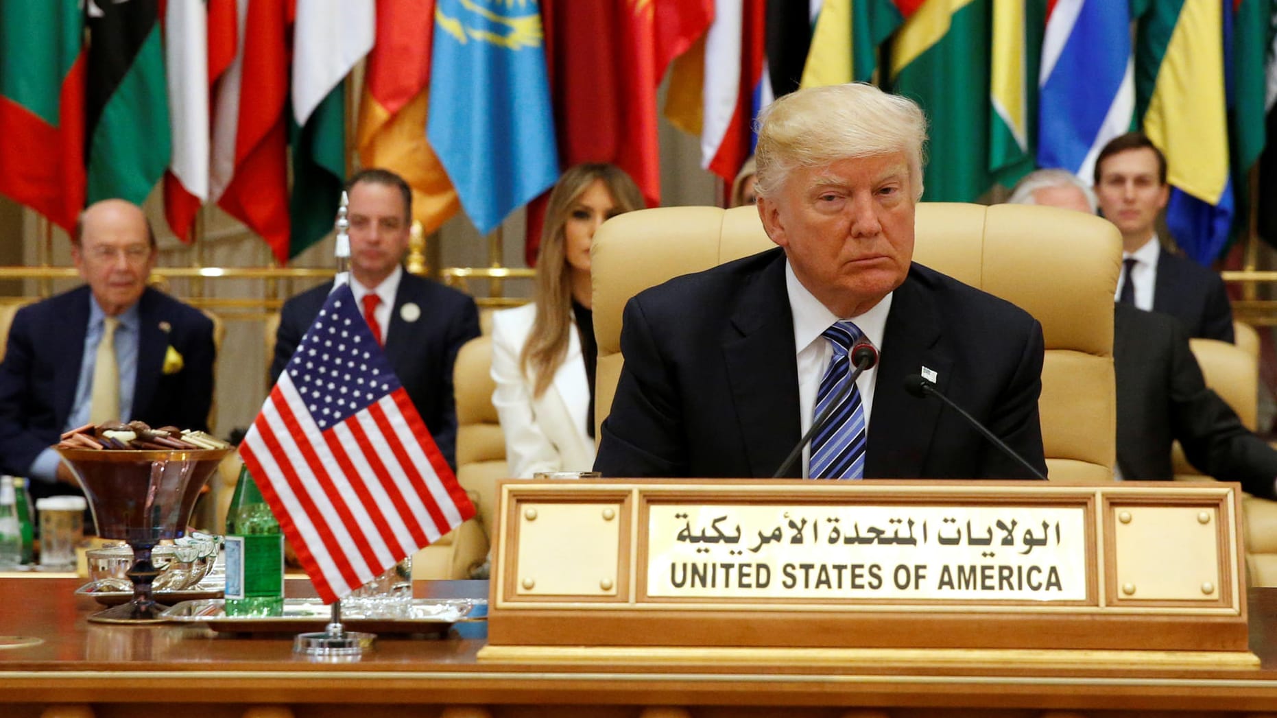 US-Präsident Donald Trump steht bei seiner ersten Nahost-Reise unter enormen Druck. Die Russland-Affäre um den entlassenen FBI-Chef belastet auch Trumps Israel-Besuch. US-Präsident Donald Trump steht bei seiner ersten Nahost-Reise unter enormen Druck. Die Russland-Affäre um den entlassenen FBI-Chef belastet auch Trumps Israel-Besuch.
